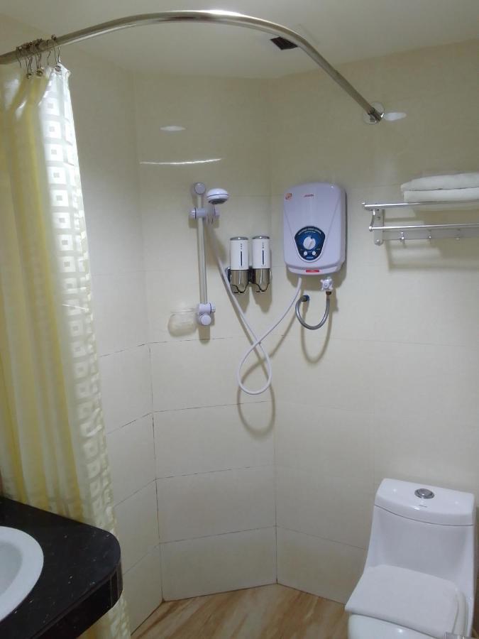 Super Oyo 90464 Borneo Suites Hotel Kota Kinabalu Esterno foto