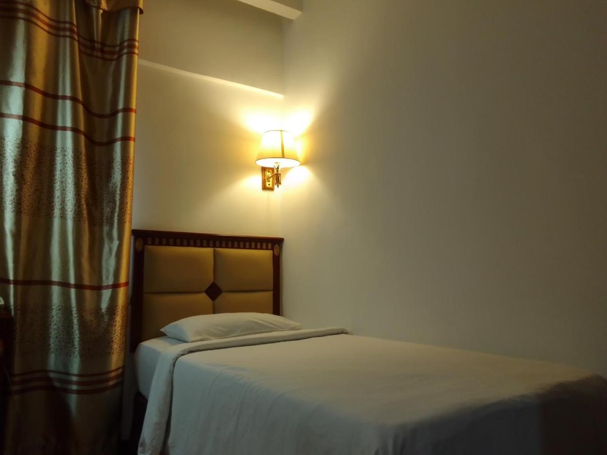 Super Oyo 90464 Borneo Suites Hotel Kota Kinabalu Esterno foto