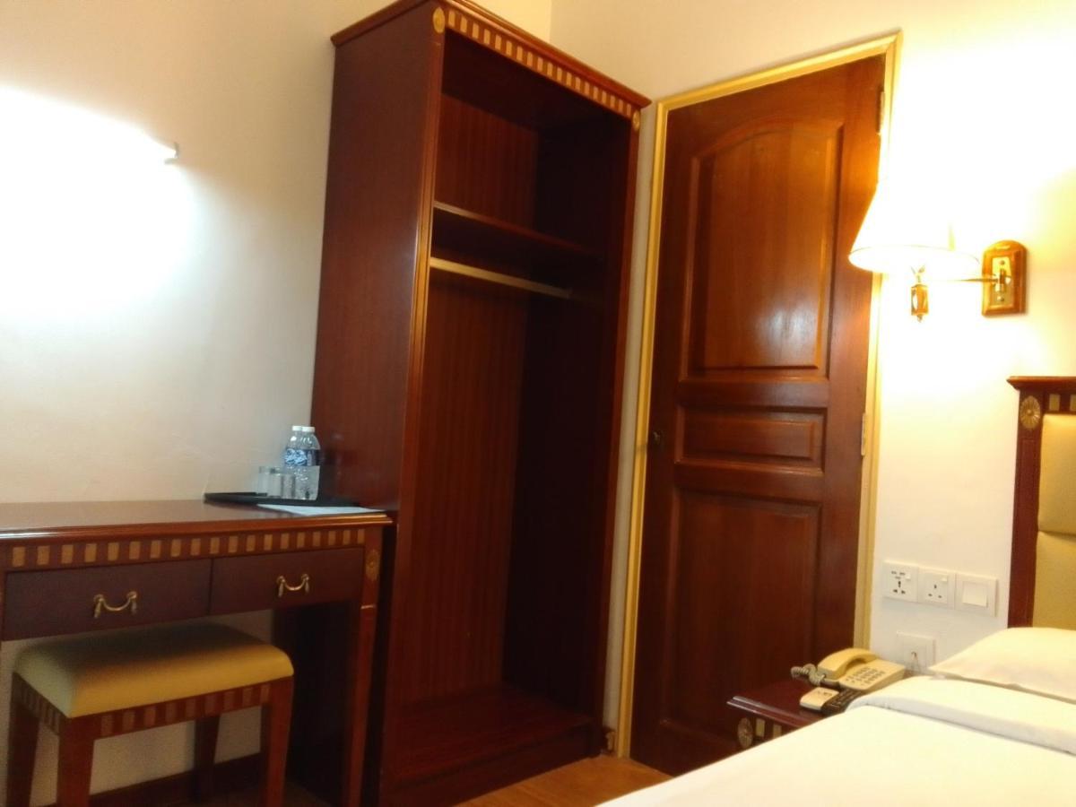 Super Oyo 90464 Borneo Suites Hotel Kota Kinabalu Esterno foto