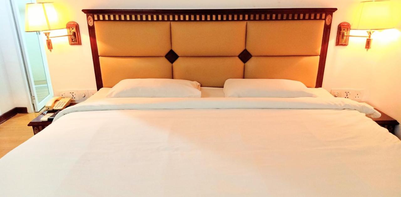 Super Oyo 90464 Borneo Suites Hotel Kota Kinabalu Esterno foto
