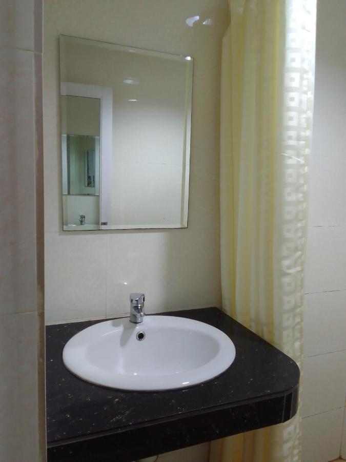 Super Oyo 90464 Borneo Suites Hotel Kota Kinabalu Esterno foto