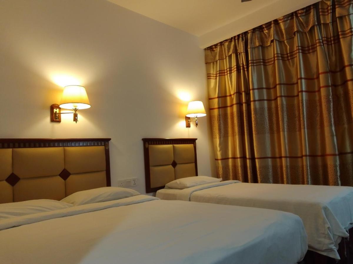Super Oyo 90464 Borneo Suites Hotel Kota Kinabalu Esterno foto