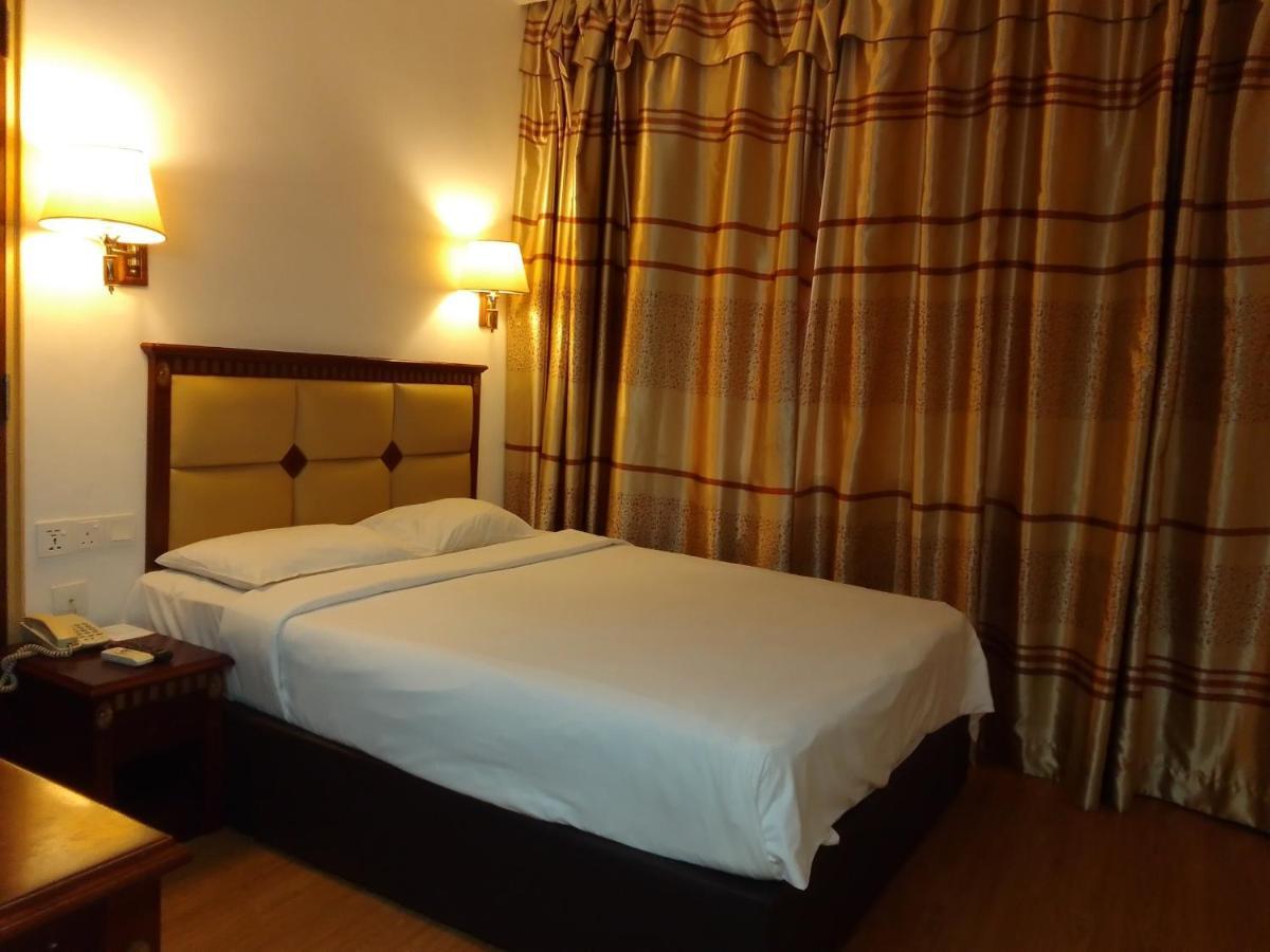 Super Oyo 90464 Borneo Suites Hotel Kota Kinabalu Esterno foto