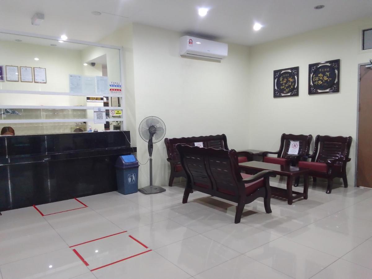 Super Oyo 90464 Borneo Suites Hotel Kota Kinabalu Esterno foto