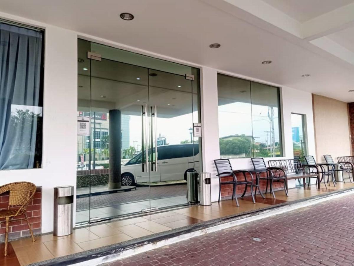 Super Oyo 90464 Borneo Suites Hotel Kota Kinabalu Esterno foto